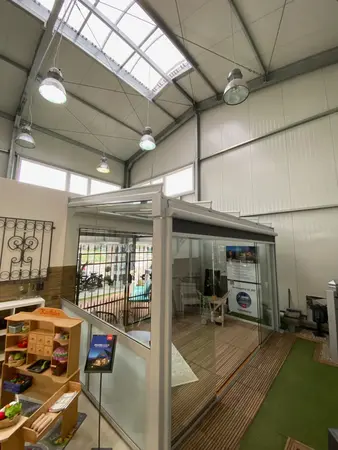 Moderne Wintergarten-Ausstellung in einer lichtdurchfluteten Halle mit Kinderspielecke.