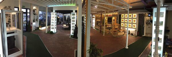 Ausstellung mit modernen Fenstern, Türen, Gartenmöbeln und beleuchteten Präsentationsflächen.